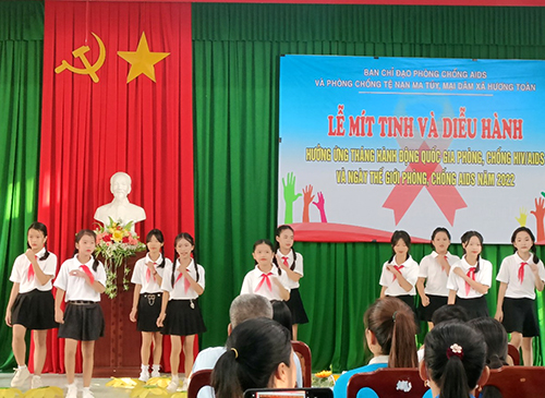 Xã Hương Toàn tổ chức lễ mít tinh hưởng ứng Ngày Thế giới phòng, chống AIDS năm 2022